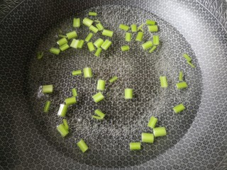 6、花生米拌豆腐干,芹菜段入开水焯1-2分钟。