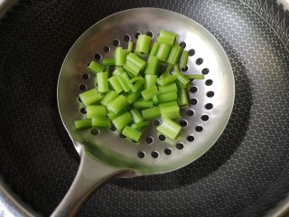 7、花生米拌豆腐干,焯好的芹菜沥水捞出。