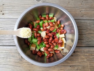 11、花生米拌豆腐干,将焯好的豆腐干，芹菜，花生米放进容器，加一丢丢盐，鸡精颠匀。