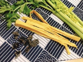 1、芹菜拌腐竹,准备所有食材