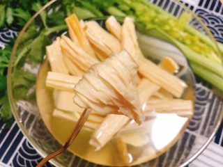 3、芹菜拌腐竹,泡成柔软无干结即可