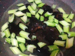 9、芹菜拌腐竹,木耳放入再焯1分钟