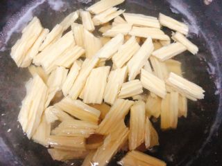 11、芹菜拌腐竹,腐竹焯水30秒捞出过凉水