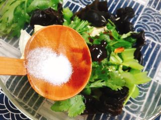 17、芹菜拌腐竹,盐