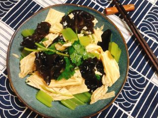 21、芹菜拌腐竹,搅拌均匀盛盘
