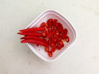 2、私房菜 密制酸辣鸡爪,留出4个完整的小米辣,把其余的小米辣切成辣椒圈