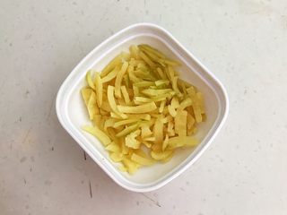 4、私房菜 密制酸辣鸡爪,把鲜姜切成丝