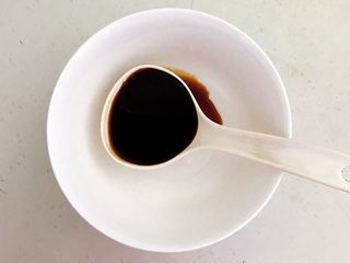 7、私房菜 密制酸辣鸡爪,在碗里加入1勺生抽