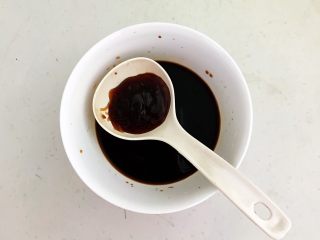 10、私房菜 密制酸辣鸡爪,加入半勺蚝油