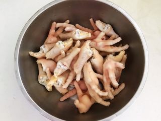 23、私房菜 密制酸辣鸡爪,把鸡爪捞出来