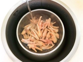 24、私房菜 密制酸辣鸡爪,用冷水冲洗干净