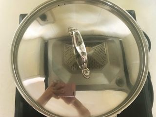 29、私房菜 密制酸辣鸡爪,盖上锅盖,大火烧开后小火慢煮10分钟