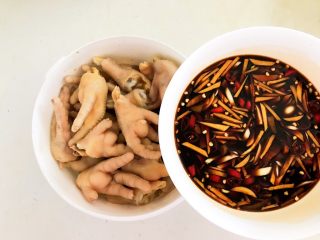 35、私房菜 密制酸辣鸡爪,在鸡爪中倒入调好的料汁