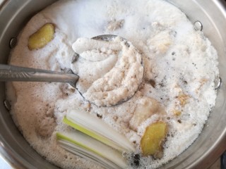 5、钵钵鸡,大火煮开后撇去浮沫。