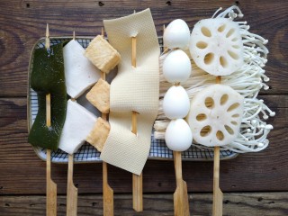 8、钵钵鸡,各种自己喜欢的蔬菜，洗净切好穿串。