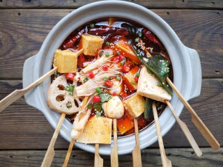 18、钵钵鸡,将烫好的串串里水后浸没汤中，静置腌制半小时以上，以便入味。