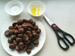1、糖烤板栗,用料，板栗500克，色拉油少许，糖20克，剪刀一把