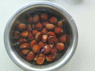 2、糖烤板栗,把板栗放入盆中清洗干净