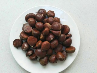 3、糖烤板栗,洗干净的板栗捞出来放盘子里备用