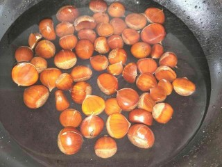 6、糖烤板栗,板栗放入锅中加入水，开锅后再煮三分钟。