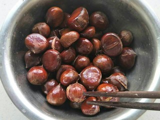 8、糖烤板栗,接着倒上少许色拉油搅拌均匀即可。