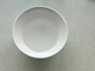 10、糖烤板栗,把碗里的20克糖加入10克热水，搅拌到无颗粒。