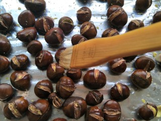 11、糖烤板栗,烤25分钟后，把烤盘拿出来，用小刷子挨个刷上糖水，一个个刷均匀，然后入烤箱再烤五分钟左右。