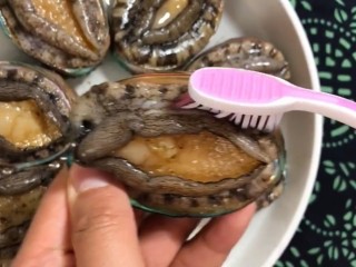 1、红烧鲍鱼,准备新鲜的鲍鱼用小刷子刷洗干净