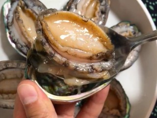2、红烧鲍鱼,清洗好的鲍鱼用勺子取出鲍鱼肉