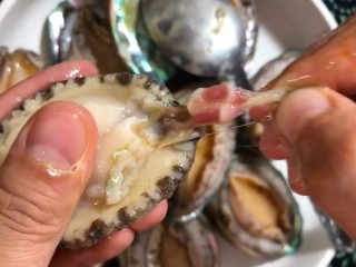 3、红烧鲍鱼,去掉鲍鱼的内脏和嘴巴