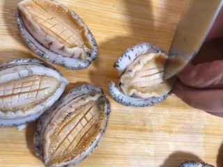 4、红烧鲍鱼,清洗好的鲍鱼改花刀