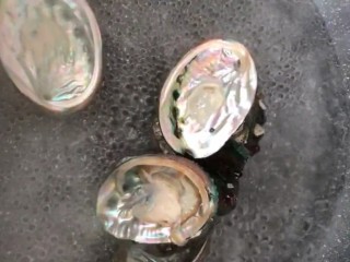 5、红烧鲍鱼,水开下入鲍鱼壳煮两分钟消毒