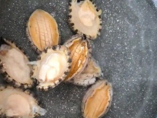6、红烧鲍鱼,起锅烧水放鲍鱼加入少许料酒焯水