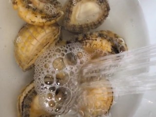 7、红烧鲍鱼,过一下冷水冲洗干净