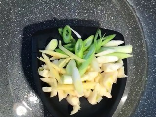 8、红烧鲍鱼,起锅烧油放入葱姜蒜炒香