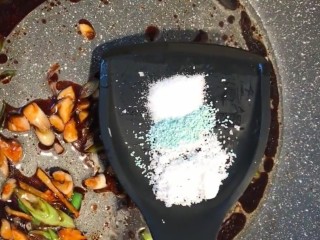 9、红烧鲍鱼,放生抽，耗油，盐，鸡精，白糖调味