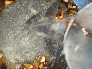 10、红烧鲍鱼,加入半碗清水