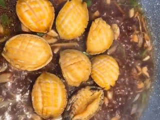 11、红烧鲍鱼,下入鲍鱼煮两分钟