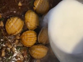 12、红烧鲍鱼,琳入少许水淀粉勾芡