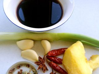 1、家常炖鱼,如图备好材料