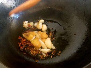 3、家常炖鱼,放入葱姜蒜煸炒出香味