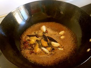 4、家常炖鱼,倒入调好的汁，糖料酒生抽盐