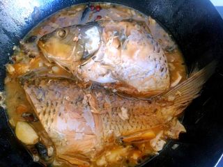 6、家常炖鱼,汤汁快收干时即可