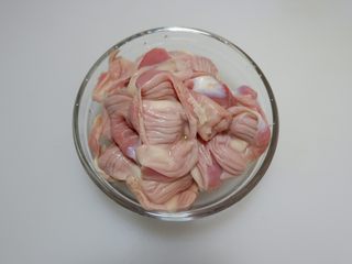 2、香辣凉拌鸡胗,鸡胗用流水搓洗干净。