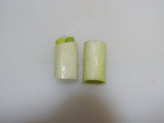 3、香辣凉拌鸡胗,葱切断。