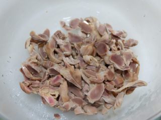 9、香辣凉拌鸡胗,切成薄片。