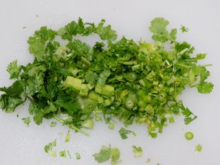 10、香辣凉拌鸡胗,香菜切成碎末。