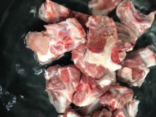 1、排骨炖鹌鹑蛋,排骨冷水下锅