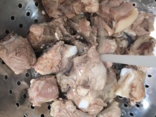 2、排骨炖鹌鹑蛋,焯出血沫捞出冲洗干净