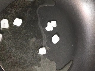 3、排骨炖鹌鹑蛋,起锅烧油放入冰糖